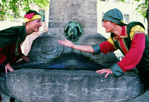 Skatbrunnen: Zwei Wenzel am Skatbrunnen in Altenburg