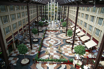 Das Foyer des Hotels in der Ruhe vor dem Sturm 