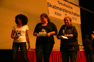 Die neue Deutsche Meisterin Yvonne Grommisch wird von der Zweiten Birgit Güttes (l.) und der Dritten Karin Schöfferle eingerahmt