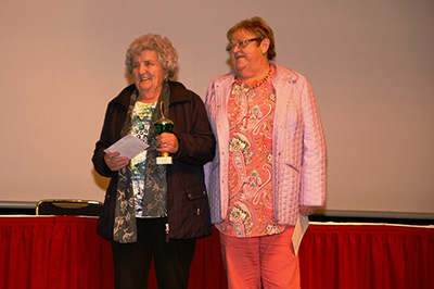 Die Seniorenmeisterin Martha Pickartz zeigt stolz ihren Pokal. Neben ihr die Vizemeisterin Hannelore Schardt 
