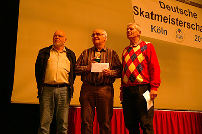 Bei der Siegerehrung der Senioren unterlief der ISPA ein Fehler. Deshalb ist der Vizemeister Gerhard Riedel nicht auf dem Foto. So begleiteten Eberhard Joos (3. li.) und Werner Schulle (4. re.) Bernd Haack auf die Bühne
