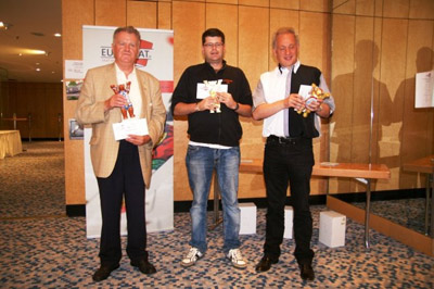 Den Siegern (v.l.n.r. Horst Schäfer, Senad Seferovic, Georg Wüllenweber) wurden keine Bären aufgebunden, sondern verliehen